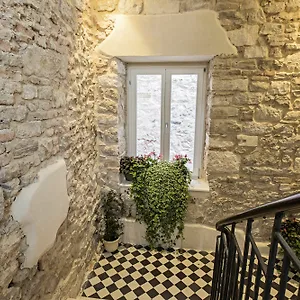 https://antique-split-luxury-rooms.splithotels.org